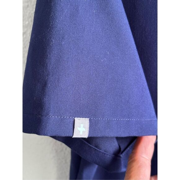 ❤️Figs Technical Collection Scrub Top - Picture 4 of 5